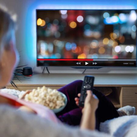 Frau mit Popcorn beim Fernsehen