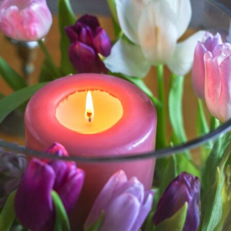 Tischdeko - Tulpen und Kerze in einer doppelwandigen Vase